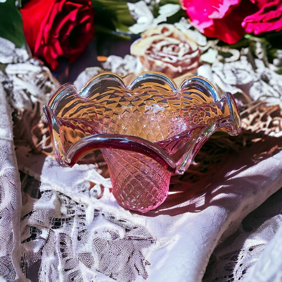 Gorgeous vintage glass diamond basket weave basket / vase / bowl with scalloped - Picture 9 of 13